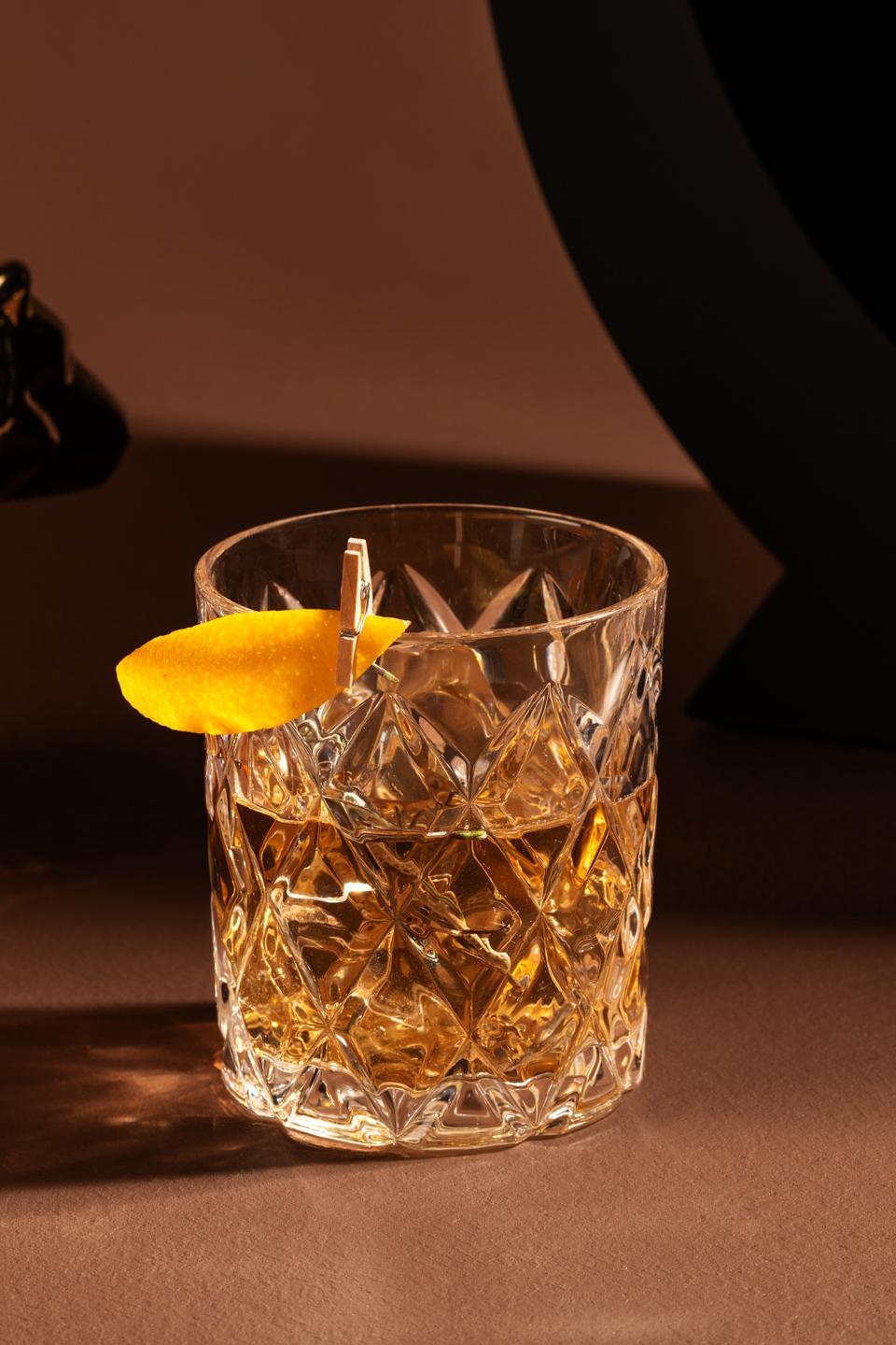 Smoky Honey Old Fashioned: A Sweet and Smoky Indulgence